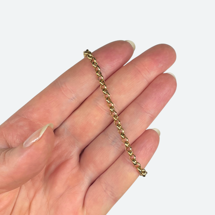Kullattu roloketju lähikuvana, pyöreälenkkinen koruketju, 4 mm 18K PVD-kullattu