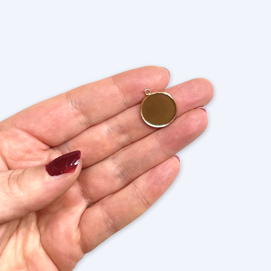 Kämmenellä kullattu kapussipohja havainnollistaa kokoa, 16 mm 18K kirurginteräs