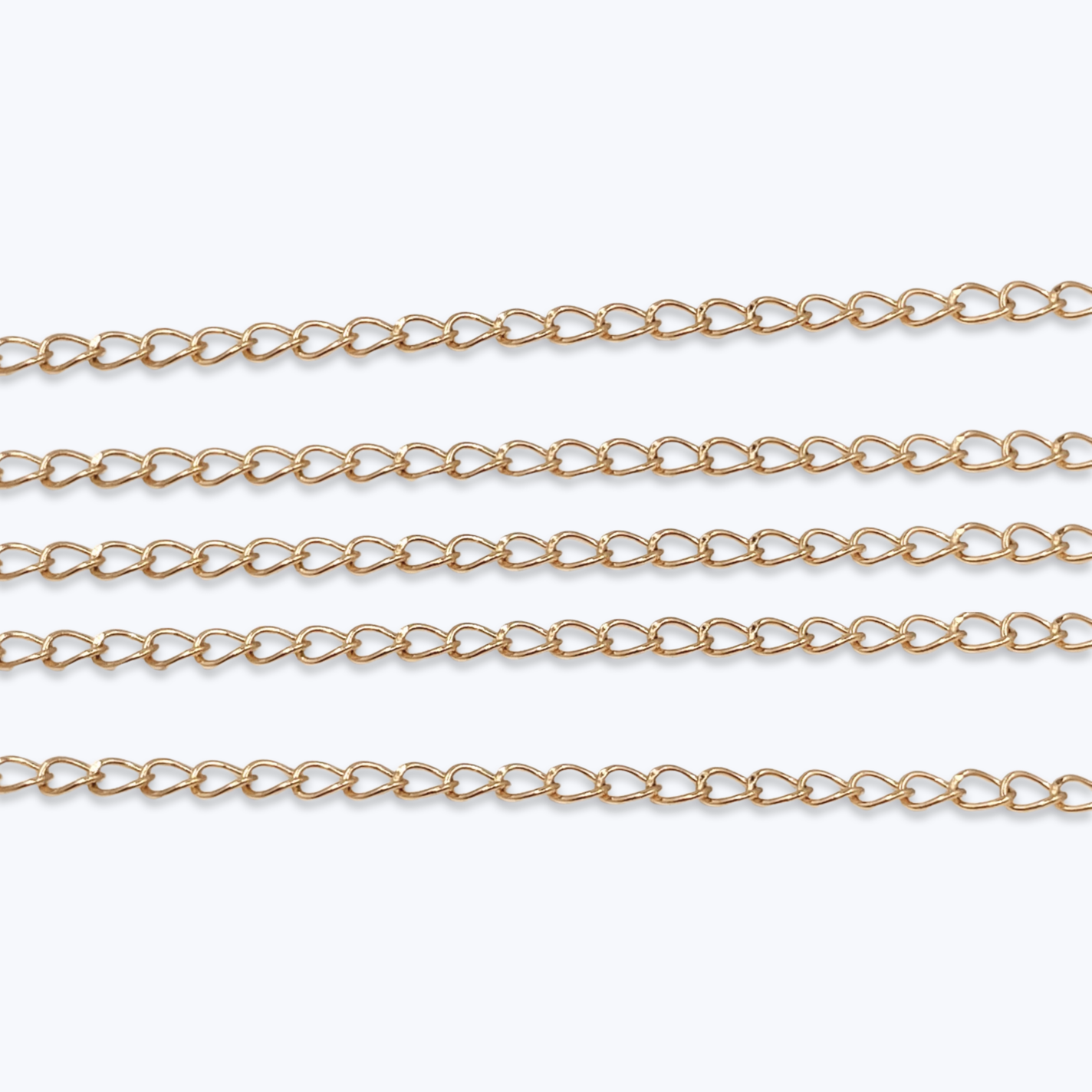 Koruketju 18K kullatusta kirurginteräksestä. Kestävä ketju rannekoruihin ja kaulakoruihin.