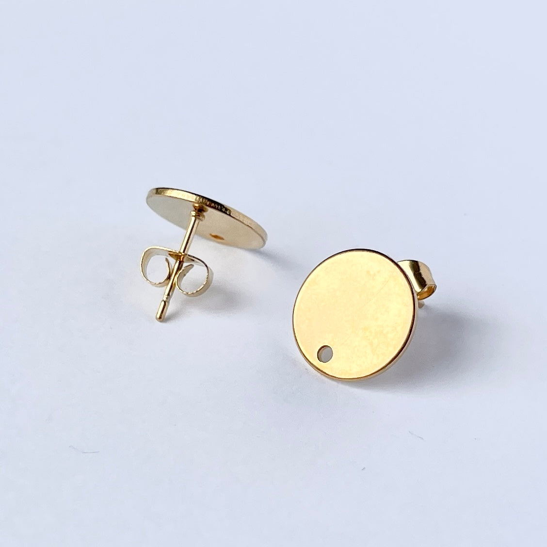 Korvakorutapit 12 mm laatalla, kullattu kirurginteräs. Tyylikkäät korvakorutapit.