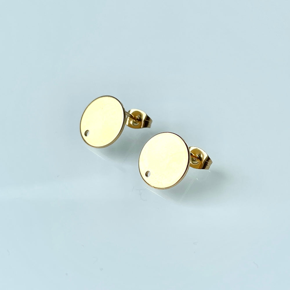 Korvakorutapit 12 mm laatalla, kullattu kirurginteräs. Tyylikkäät korvakorutapit.