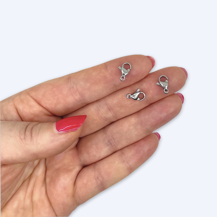 Kämmenellä useita rapulukkoja koon havainnollistamiseen, 11 x 7 mm, ruostumaton teräs