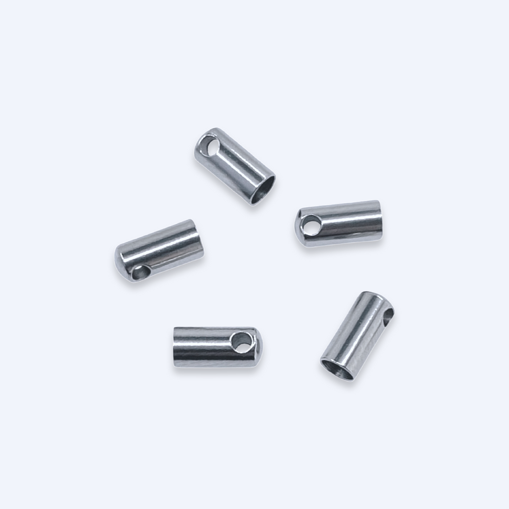 Useita nyörinpäitä kasassa eri kulmista, 8 x 4 mm kirurginteräs