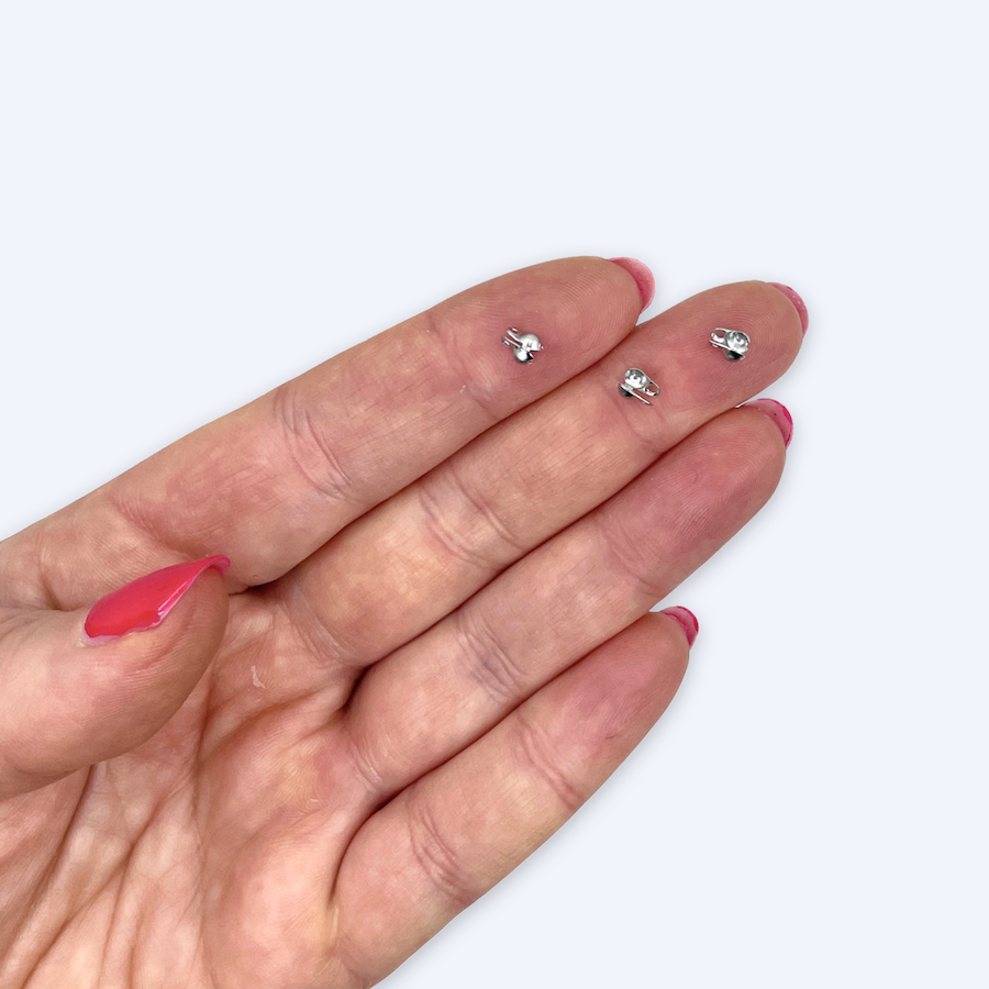 I handflatan kulkedjans ändbeslag med öglor illustrerar storleken, 2,4 mm, kirurgiskt stål