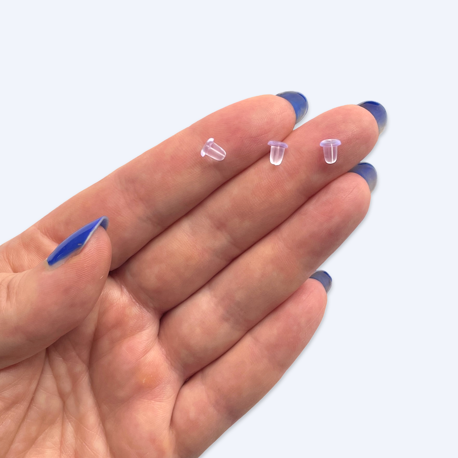 Kämmenellä silikonistoppareita koon havainnollistamiseen, 6 x 5 mm pehmeää silikonia