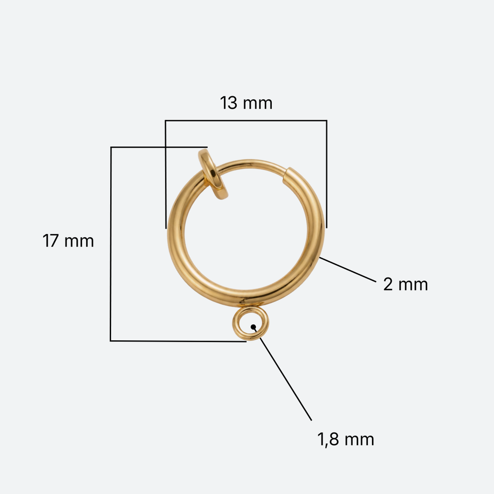 Kullattu 13 mm huggie-korvakorurengas reiattömiin korviin lähikuvana, 24K kullattu ruostumaton teräs 304