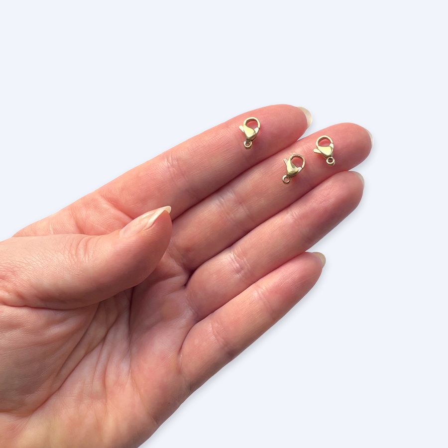 Kämmenellä kullattuja rapulukkoja koon havainnollistamiseen, 11 x 7 mm PVD-kullattu