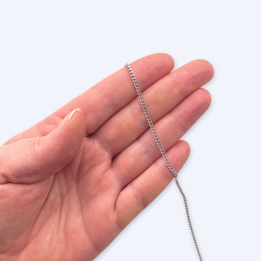 Fasetoitu koruketju kämmenellä käyttöesimerkkinä, 3 x 2 mm kirurginteräs