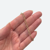 Kullattu paperclip-ketju lähikuvana, suorakulmaiset lenkit 9,7 x 4,2 mm, 18K PVD-kullattu