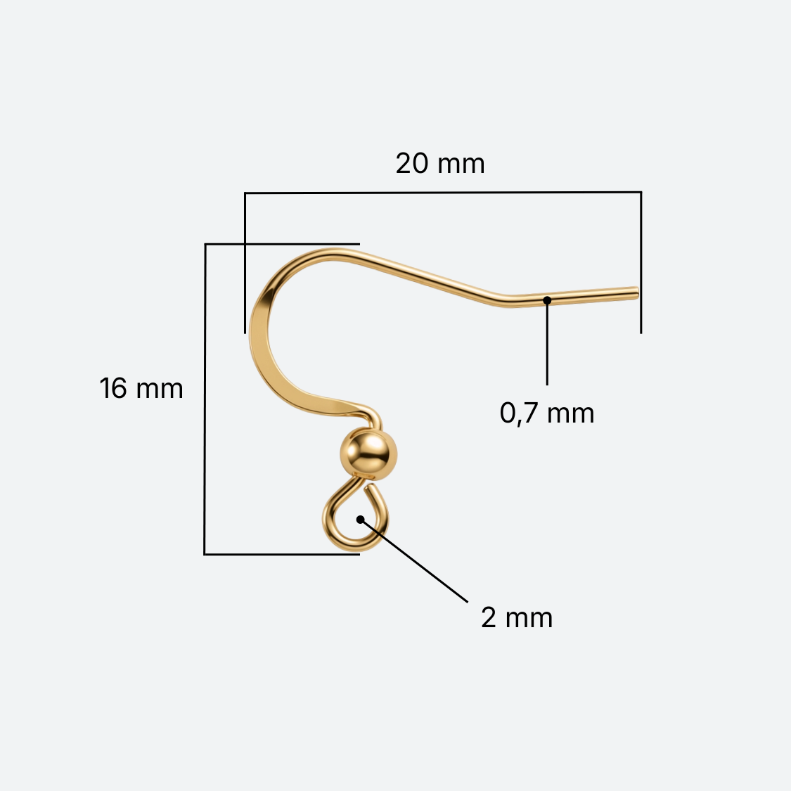 Kullattu korvakorukoukku pallokoristeella lähikuvana, 18 x 20 mm 18K PVD-kullattu