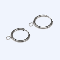 Ett par 16 mm huggie-örhängesringar med hängring framifrån, kirurgiskt stål