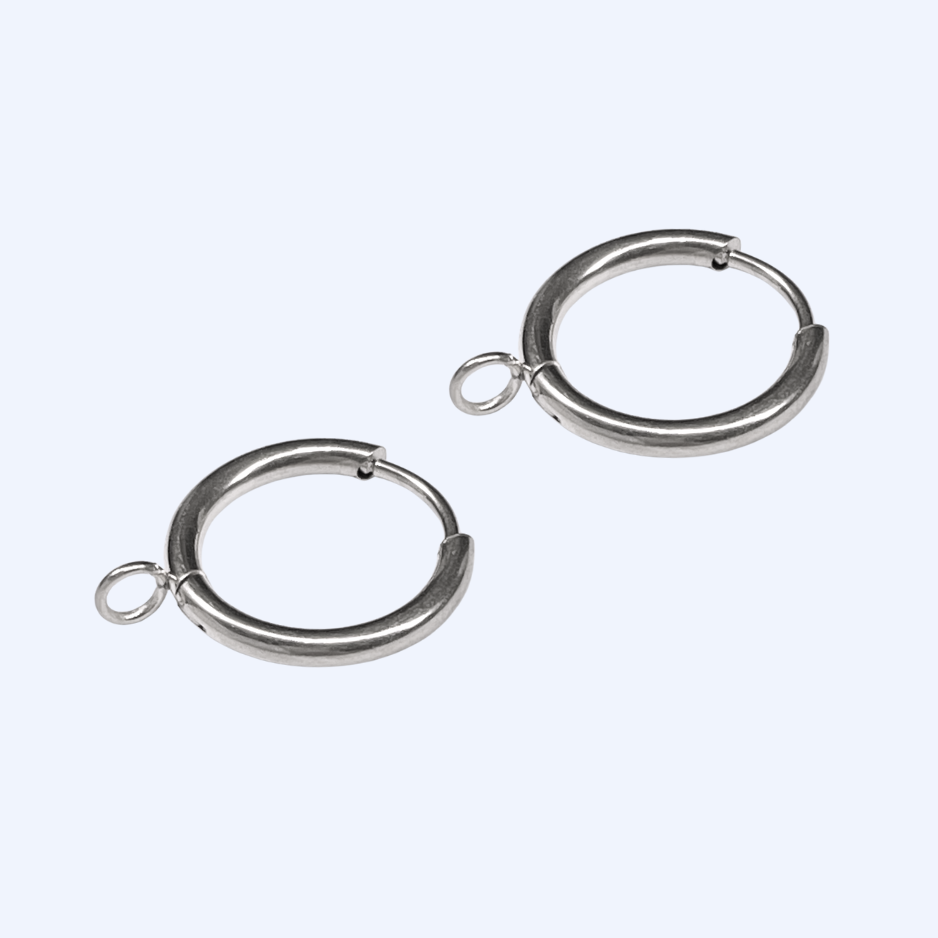 Ett par 16 mm huggie-örhängesringar med hängring framifrån, kirurgiskt stål