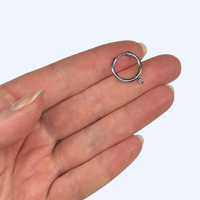 Flera 16 mm huggie-ringar med hängring i grupp, kirurgiskt stål
