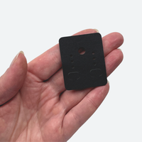 Useita mustia korukortteja ryhmässä, 48 x 38 mm korvakorukortit kartonkia