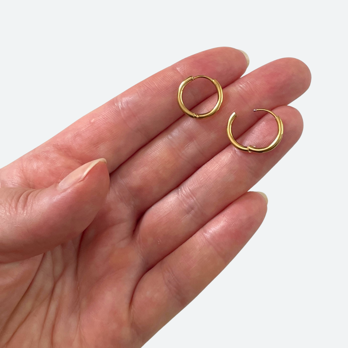 Kämmenellä kaksi huggie-rengasta käyttöesimerkkinä, 16 mm, kirurginteräs