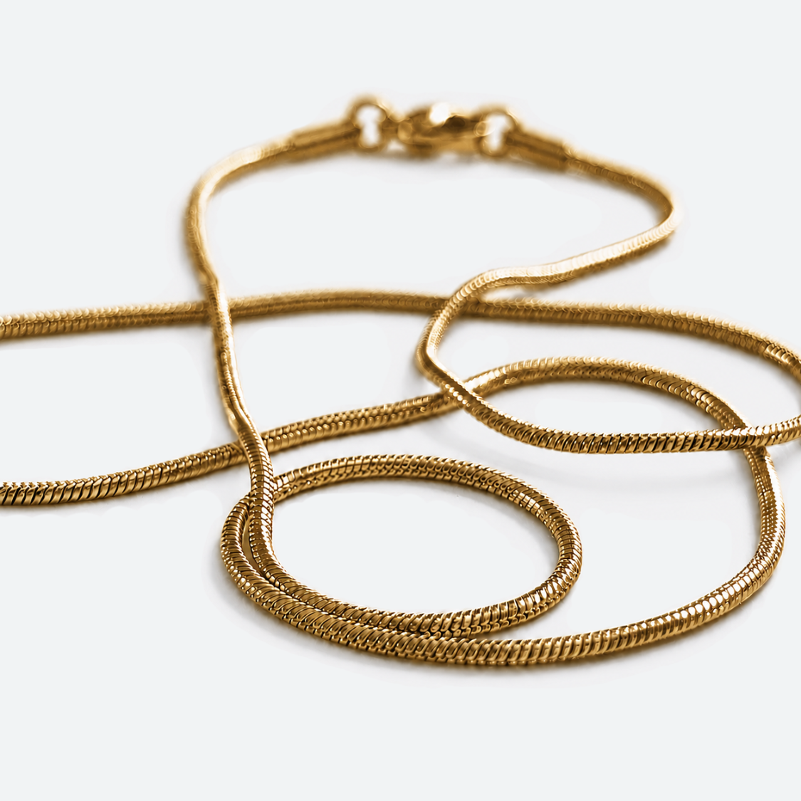 Kaulakoruvaijerit 45 cm, 18K PVD-kullattu kirurginteräs
