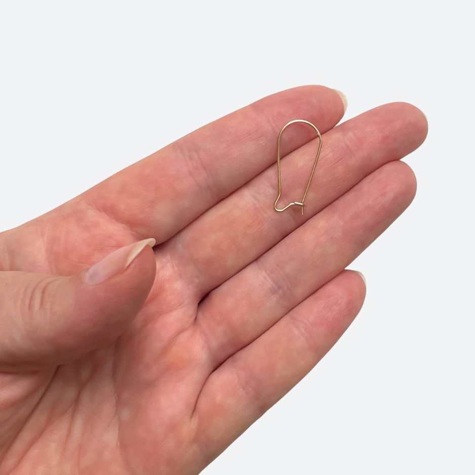 Lukittavat korvakorukoukut 25 x 12 mm, 18K kullattu kirurginteräs