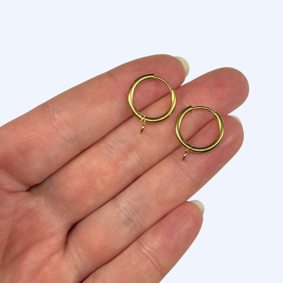 Flera förgyllda huggie-ringar med hängring i grupp, PVD-förgylld RST