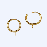 Förgylld 16 mm huggie-ring med hängring närbild, 18K PVD-förgylld