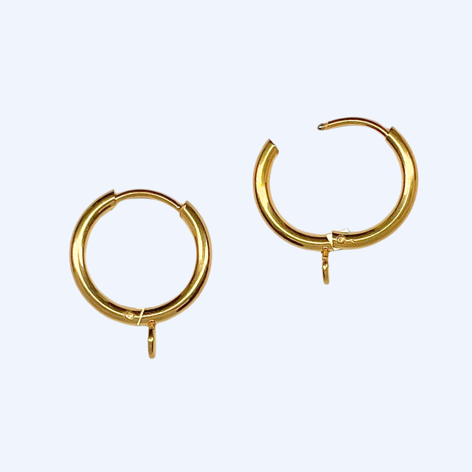Förgylld 16 mm huggie-ring med hängring närbild, 18K PVD-förgylld