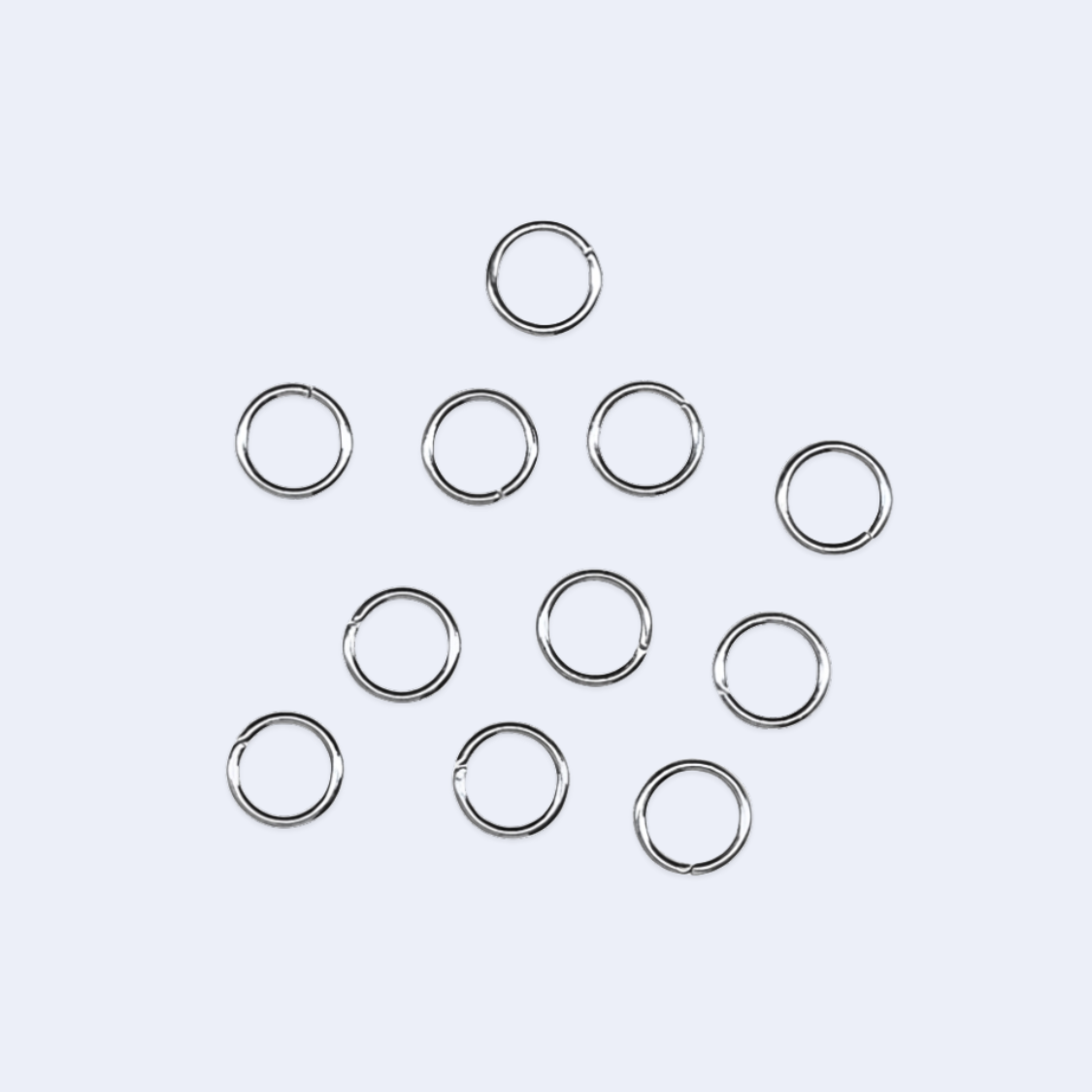 Useita välirenkaita 7 x 1 mm rivimäisessä muodostelmassa, avattavat korulenkit, kirurginteräs