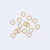 Useita 5 mm kullattuja välirenkaita kasassa, 0,8 mm lanka, 18K kullattu kirurginteräs