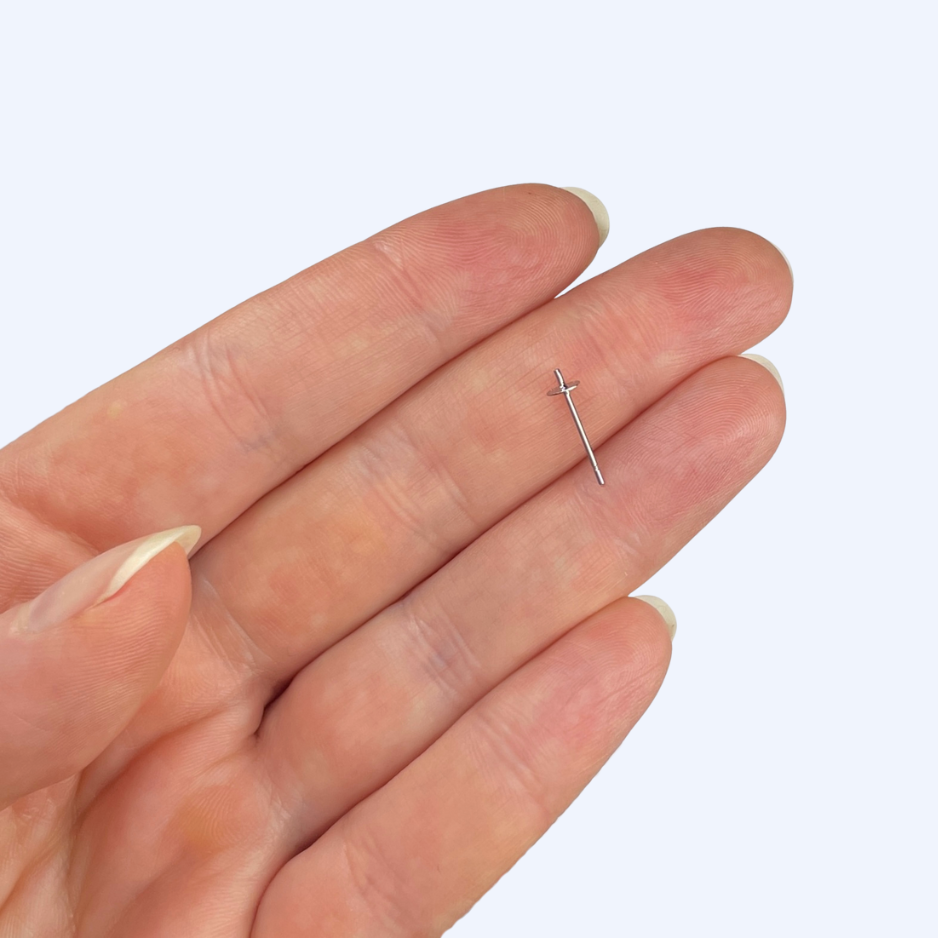 Korvakorutapit puoliporatuille helmille sivulta, 4 mm laatta ja tappi, kirurginteräs
