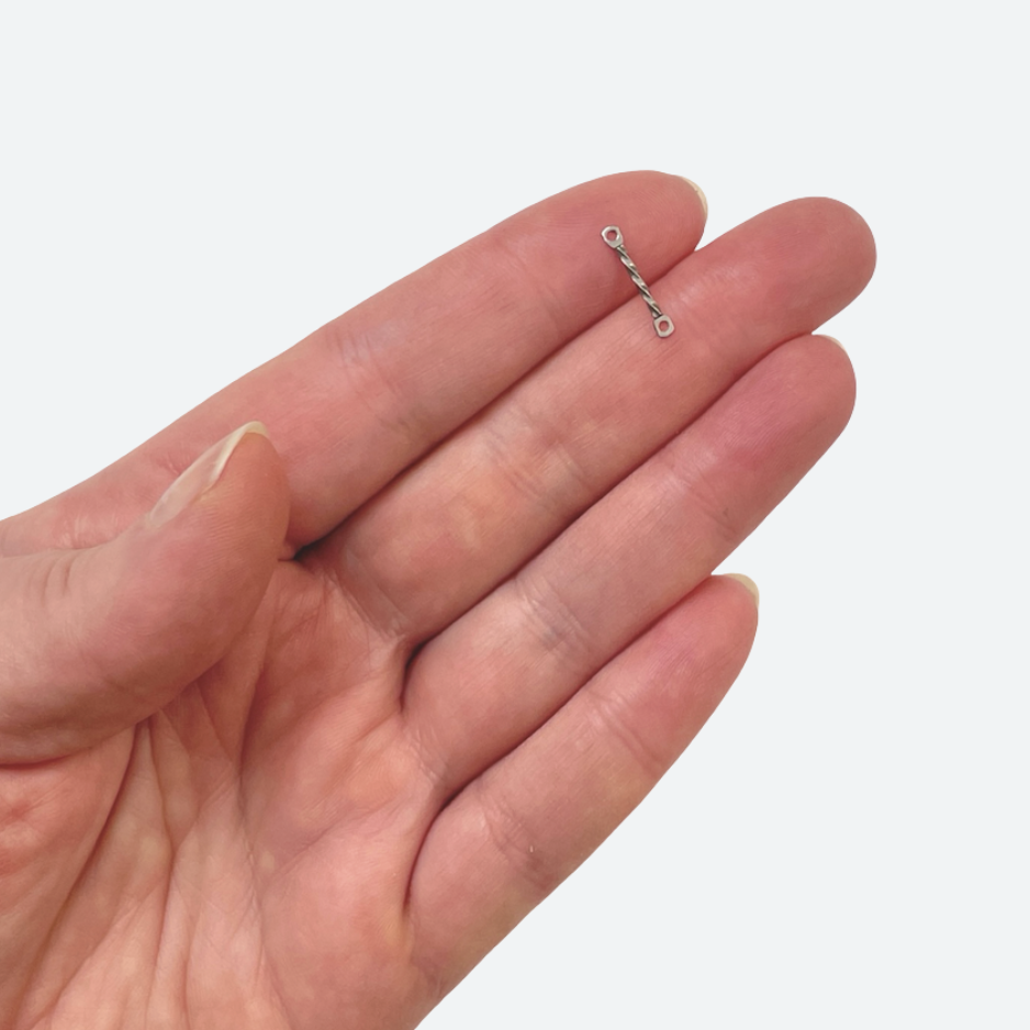 Useita 15 mm korulinkkejä kierteellä ryhmässä, korunvalmistus, ruostumaton teräs