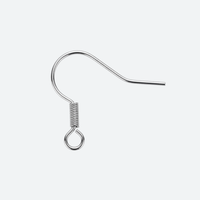 Elegant öronkrok från olika vinklar, spiraldekor på armen, kirurgiskt stål