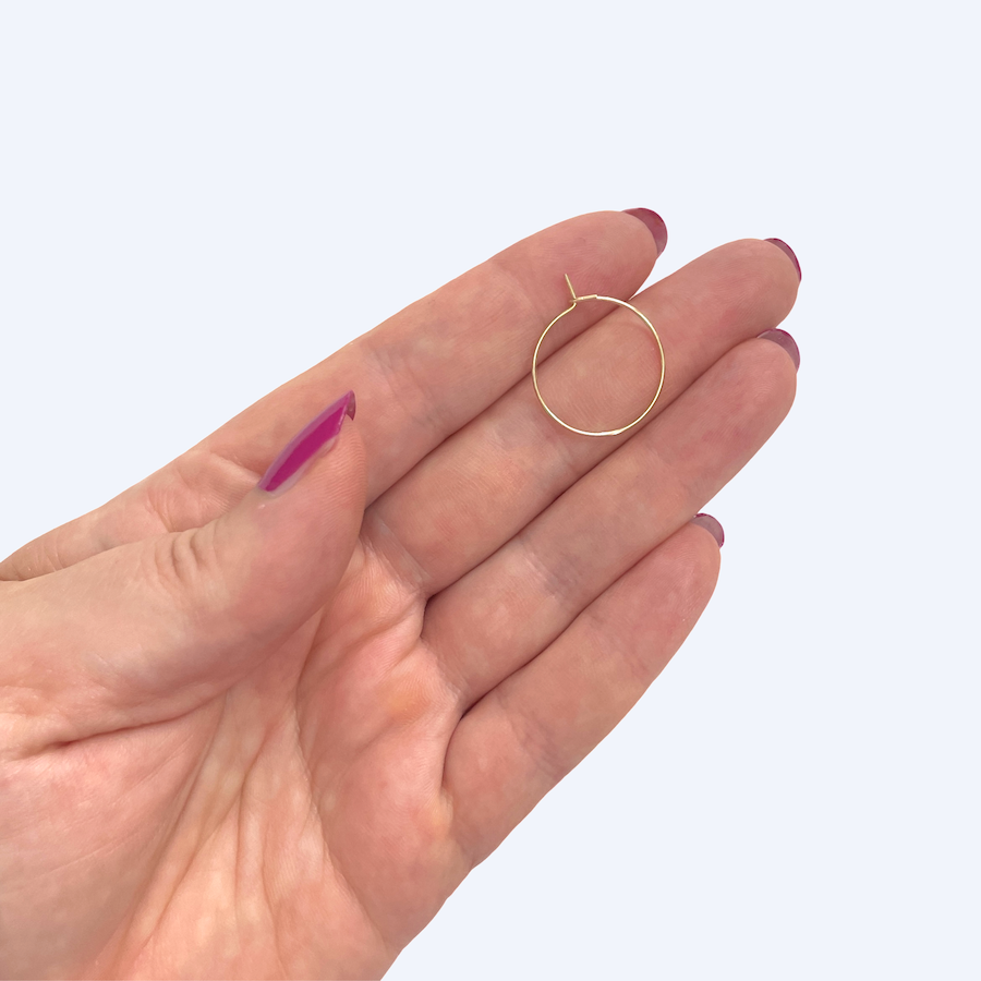 Kämmenellä kullattu korvakorurengas käyttöesimerkkinä, 20 mm 18K kirurginteräs