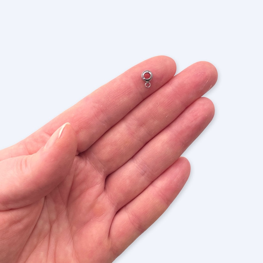 Ripustushelmiä sirotettuna ryhmässä, 6 mm silmukallisia kappaleita, kirurginteräs