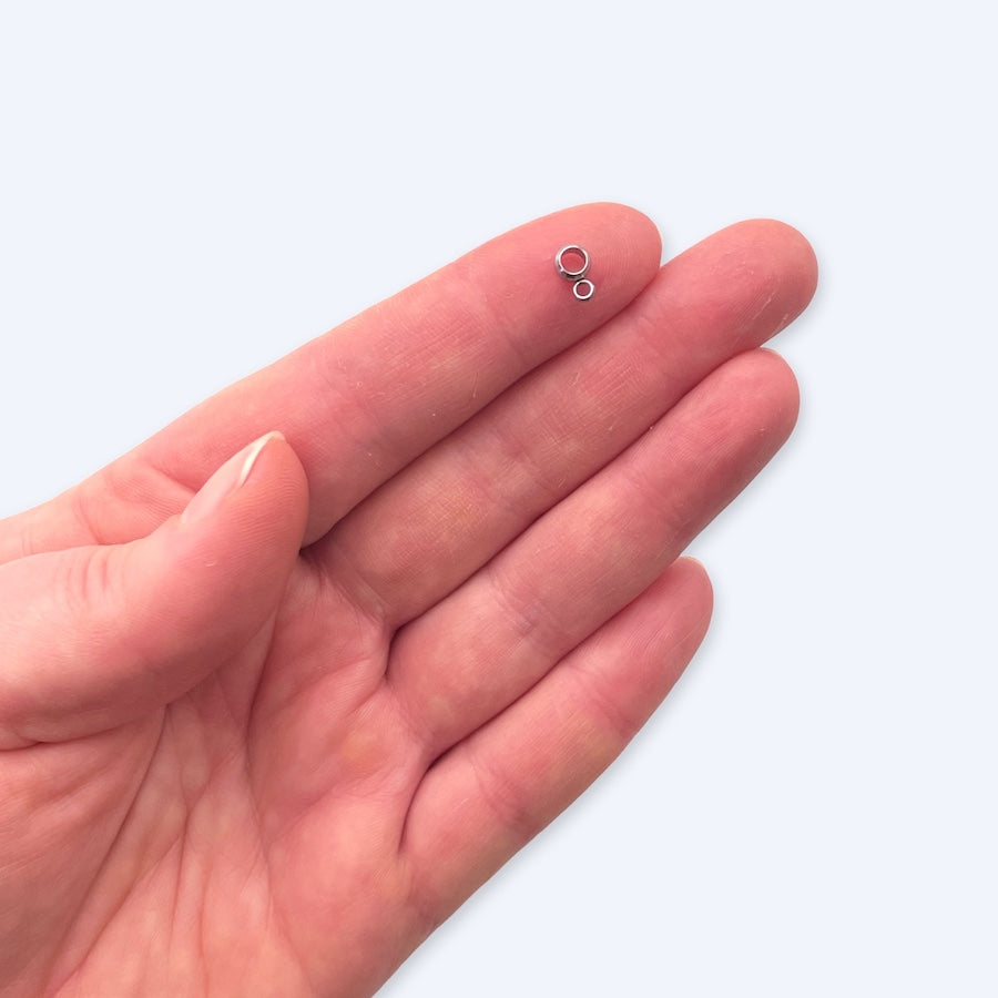Ripustushelmiä ryhmässä eri kulmista, 5 mm silmukallisia kappaleita, kirurginteräs