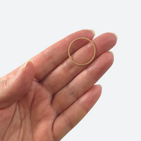 Kullattu pyöreä korulinkki lähikuvana, 25 mm 18K PVD-kullattu ruostumaton teräs