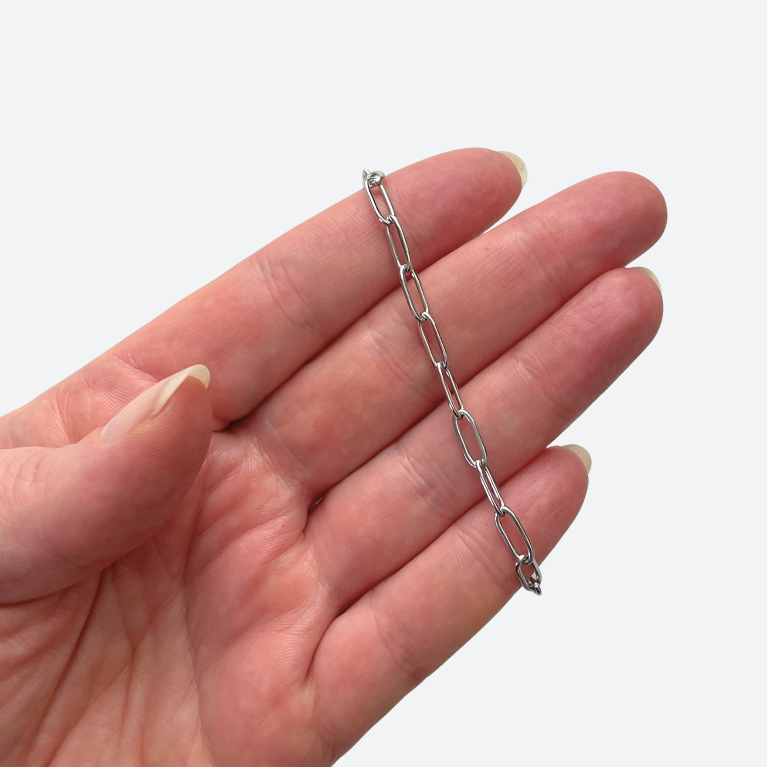 Useita paperclip-ketjuja ryhmässä, suorakulmaiset lenkit 9,7 x 4,2 mm ruostumaton teräs