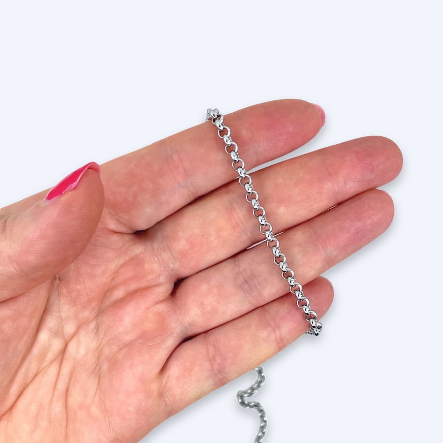 Roloketju kämmenellä käyttöesimerkkinä, pyöreälenkkinen koruketju, 4 mm kirurginteräs