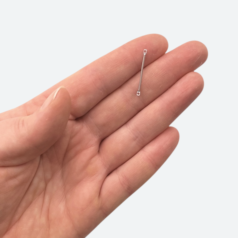 Useita 25 mm korulinkkejä rinnakkain ryhmässä, korunvalmistustarvike, ruostumaton teräs