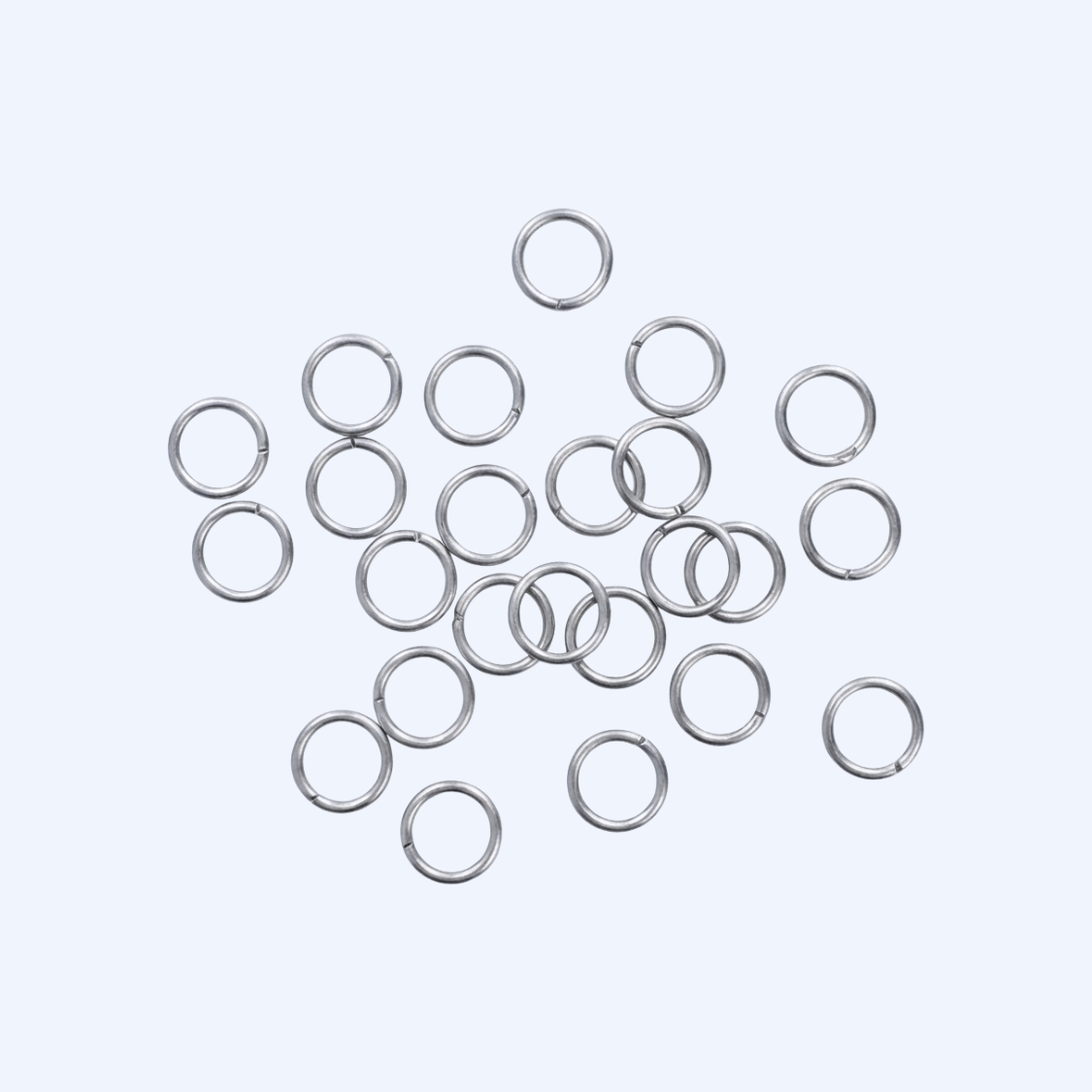 Useita jämäkköjä välirenkaita 6 x 0,8 mm kasassa, avattavat korulenkit, kirurginteräs