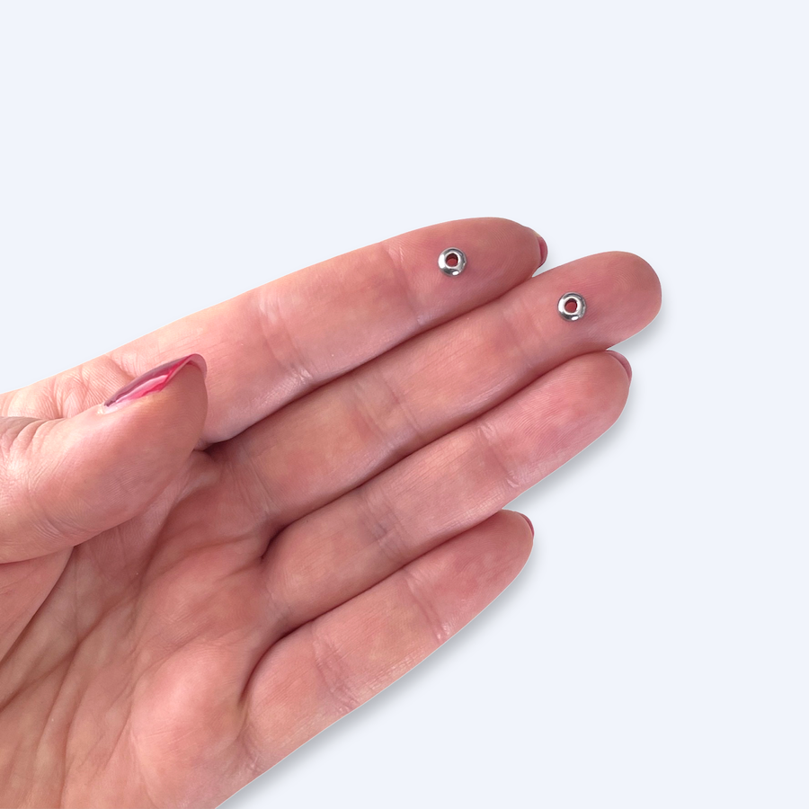 Mellankorn 5 mm i handen illustrerar storleken, rund form, kirurgiskt stål