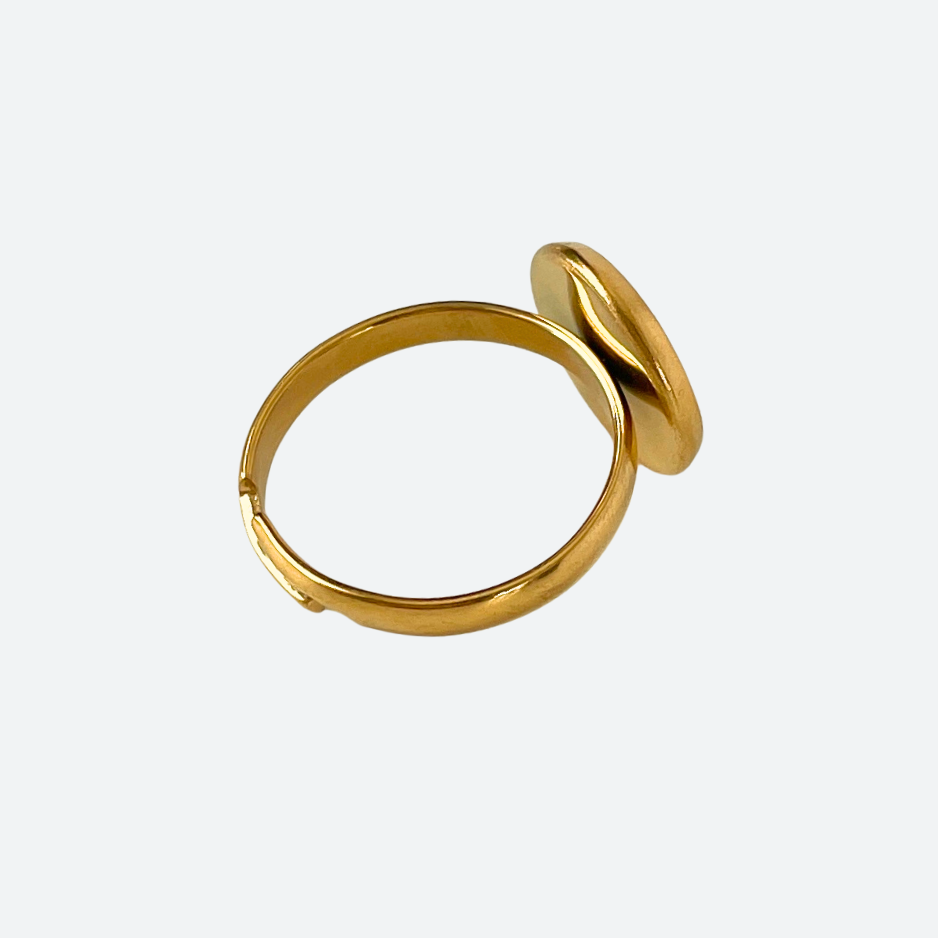 Kullattu sormuspohja 12 mm kapussipohjalla sivulta, sormuksen rako, 18K PVD-kullattu