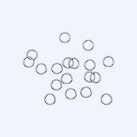Useita jämäkköjä välirenkaita 5 x 0,8 mm kasassa, avattavat korulenkit, kirurginteräs