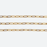 Useita kullattuja paperclip-ketjuja rinnakkain, pitkänomaiset lenkit 9,7 x 4,2 mm PVD-kullattu