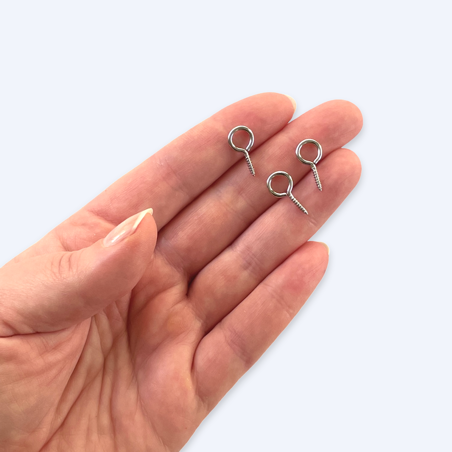 Kämmenellä silmukkaruuveja koon havainnollistamiseen, 17 x 8,5 mm kirurginteräs